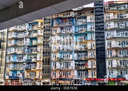Batumi, georgia 21. april 2026: Moderne Architektur eines Wohnhauses in batumi, georgia. Bunte Balkone tragen zur Vkleie bei Stockfoto