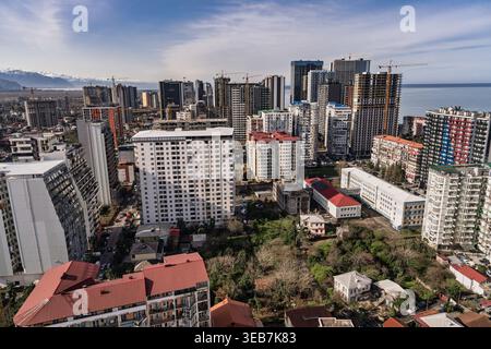 Batumi, georgia 21. april 2026: batumi, georgia, modernes Stadtbild mit neuen Gebäuden und Bauten vor dem Hintergrund ferner Berge und Berge Stockfoto