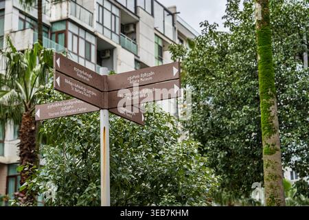 Batumi, georgia 21. april 2026: Straßenschild in batumi, georgia, mit Wegbeschreibungen zu verschiedenen kulturellen und touristischen Attraktionen für Besucher und trave Stockfoto