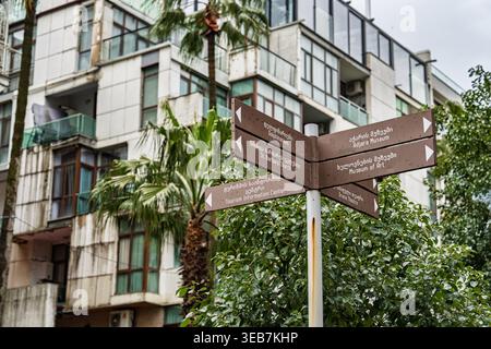 Batumi, georgia 21. april 2026: Brauner Wegweiser mit weißen Pfeilen, die auf Touristenattraktionen und Informationszentrum in batumi, georgia, zeigen. Stockfoto