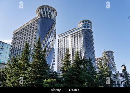 Batumi, georgia 21. april 2026: orbi Palace Building in batumi, georgia, mit zeitgenössischer Hochhausarchitektur und gl Stockfoto