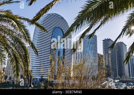 Batumi, georgia 21. april 2026: Moderne architektonische Skyline von batumi, georgia, mit dem einzigartigen Innenhof von marriott und dem Gebäude des Allianzpalastes fra Stockfoto