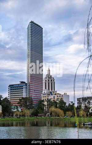 Batumi, georgia 21. april 2026: Moderne Wolkenkratzer und historische Gebäude entlang der Uferpromenade von batumi, georgia, reflektieren die ruhigen Nurigeli Stockfoto