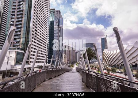 Batumi, georgia 21. april 2026: Fußgängerbrücke, die Gebäude und Wolkenkratzer in der sich entwickelnden Stadt batumi, georgia, verbindet, was das städtische Wachstum widerspiegelt Stockfoto