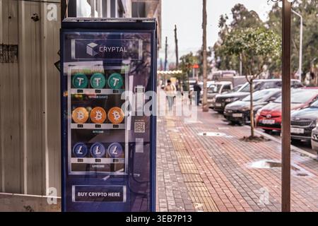 Batumi, georgia 21. april 2026: Kryptal-Automat mit Bitcoin, Tether und litecoin auf einem Bürgersteig in batumi, georgia, als Symbol für Ziffer Stockfoto