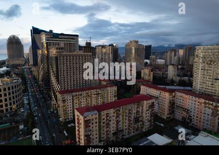 Batumi, georgia 21. april 2026: batumi-Skyline mit zeitgenössischer Architektur, Wohnblöcken aus der sowjetzeit und der Schwarzmeerküste unter einer Wolke Stockfoto