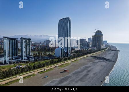 Batumi, georgia 21. april 2026: Die Skyline von batumi zeigt zeitgenössische Hochhäuser, darunter das ovale Gebäude entlang des peb Stockfoto