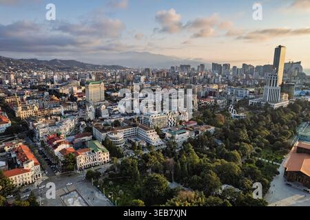 Batumi, georgia 21. april 2026: batumi, georgia, moderne Skyline und städtische Architektur, mit dem Schwarzen Meer und Bergen im Hintergrund bei s Stockfoto