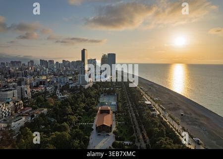 Batumi, georgia 21. april 2026: batumi, georgia, Stadtbild, das sich bei Sonnenuntergang entlang der Schwarzmeerküste erstreckt und moderne Architektur, Boulevard und zeigt Stockfoto