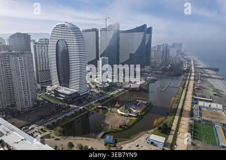 Batumi, georgia 21. april 2026: Moderne Skyline von batumi, georgia, mit zeitgenössischer Architektur und Uferpromenade entlang der schwarzen Küste Stockfoto
