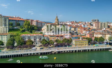 Blick aus der Vogelperspektive auf die Küste Portugalete und die Basilika Santa Maria Stockfoto