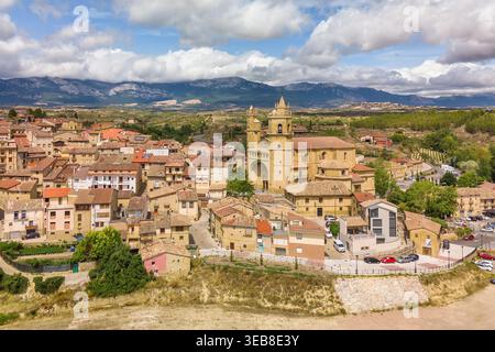 Blick aus der Vogelperspektive auf die mittelalterliche Stadt Elciego und die Weinberge von Rioja Alavesa Stockfoto