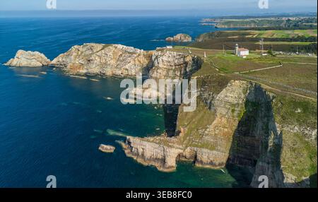 Luftaufnahme des Leuchtturms von Cape Penas und der hohen Klippen in Asturien Stockfoto