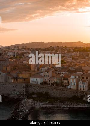 Blick aus der Vogelperspektive auf die Altstadt von Antibes bei Sonnenuntergang mit Stadtmauern und Turm Stockfoto