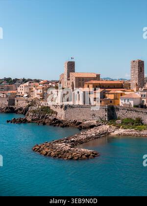 Stadtmauern von Antibes und Schloss Grimaldi von der Küste aus Stockfoto