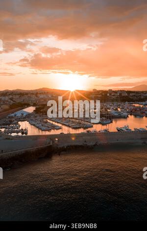 Sonnenuntergang aus der Luft über Antibes Marina, Altstadt und geschwungenem Wellenbrecher Stockfoto