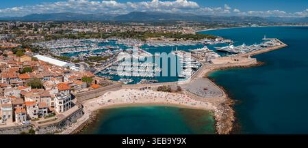 Panoramablick auf die Altstadt von Antibes, Port Vauban und den Strand, Frankreich Stockfoto