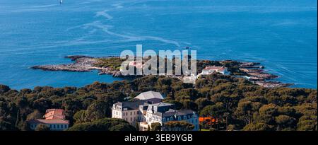 Luftaufnahme der Küste von Cap d Antibes in Antibes, Frankreich in der Abenddämmerung Stockfoto