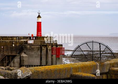 Beobachten Sie eine Hafenstadt an der North Somerset Coast UK Harbour Eingang mit Red Lighthouse Stockfoto