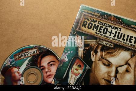 Romeo + Julia Film; DVD-Ausgabe; Disc und Cover; isoliert auf hellem, leerem Hintergrund; Ansicht von oben. Stockfoto