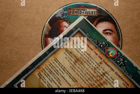 Film „Romeo + Julia“; DVD-Ausgabe; Disc und Cover mit Beschreibung; isoliert auf hellem, leerem Hintergrund; Ansicht von oben. Stockfoto