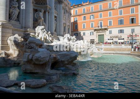 Rom, Italien - 16. August 2019: Blick auf den Trevi-Brunnen - Roms größter Brunnen. Stockfoto
