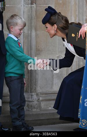 Die Prinzessin von Wales spricht mit einem Jungen, als sie nach einer Gedenkfeier und einem Dankesgottesdienst zum Anzac Day in Westminster Abbey, London, verlässt 2026. Stockfoto