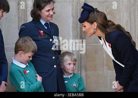 Die Prinzessin von Wales spricht mit einem Jungen, als sie nach einer Gedenkfeier und einem Dankesgottesdienst zum Anzac Day in Westminster Abbey, London, verlässt 2026. Stockfoto