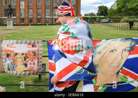 Royal Superfan John Loughrey vor den Toren des Kensington Palace zum Gedenken an den 25. Todestag von Diana Princess of Wales, London, Großbritannien Stockfoto
