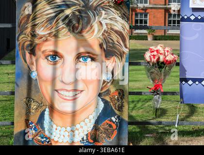 Ein Gemälde von Diana Princess of Wales vor dem Kensington Palace bei einer Gedenkfeier an Royal Superfans zum 25. Todestag in London Stockfoto