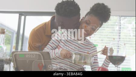 Einen Kochtopf halten, eine Frau in gestreiftem Oberteil lehnt sich zurück, der Partner küsst den Hals in der Küche mit Überzügen Stockfoto