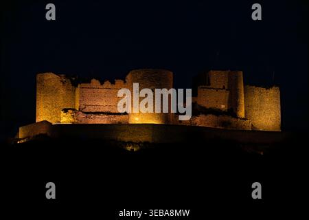 Schloss Consuegra (Castillo de la Muela) bei Nacht beleuchtet. Mittelalterliche Festung in La Mancha, Toledo, Spanien. Stockfoto
