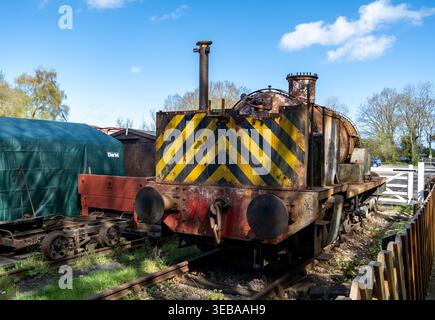 Ein alter, rostiger und stillgelegter Eisenbahnwaggon, der auf einem Rangierbahnhof steht Stockfoto