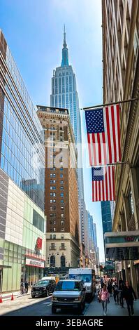 New York City, USA, 1. Mai 2024, Blick auf einige Fußgänger, die auf der 33. Straße laufen, Manhattan Stockfoto