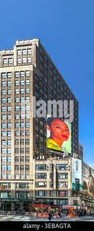 New York City, USA, 1. Mai 2024, Blick auf eine urbane Szene auf der 5th Ave und W 37th Street Stockfoto