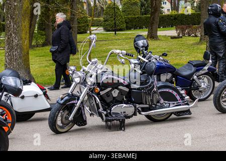 Radfahrer treffen sich während einer Motorradsaison in Litauen, bei der verschiedene Touren- und Cruiser-Motorräder angeboten werden. Fahrer tragen Schutzkleidung Stockfoto