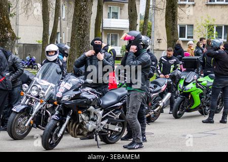 Radfahrer treffen sich während einer Motorradsaison in Litauen, bei der verschiedene Touren- und Cruiser-Motorräder angeboten werden. Fahrer tragen Schutzkleidung Stockfoto