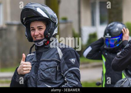 Radfahrer treffen sich während einer Motorradsaison in Litauen, bei der verschiedene Touren- und Cruiser-Motorräder angeboten werden. Fahrer tragen Schutzkleidung Stockfoto