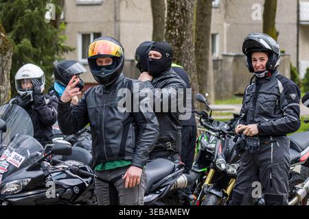 Radfahrer treffen sich während einer Motorradsaison in Litauen, bei der verschiedene Touren- und Cruiser-Motorräder angeboten werden. Fahrer tragen Schutzkleidung Stockfoto