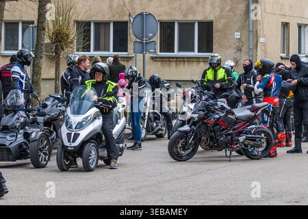 Radfahrer treffen sich während einer Motorradsaison in Litauen, bei der verschiedene Touren- und Cruiser-Motorräder angeboten werden. Fahrer tragen Schutzkleidung Stockfoto