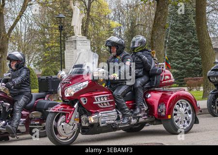 Radfahrer treffen sich während einer Motorradsaison in Litauen, bei der verschiedene Touren- und Cruiser-Motorräder angeboten werden. Fahrer tragen Schutzkleidung Stockfoto