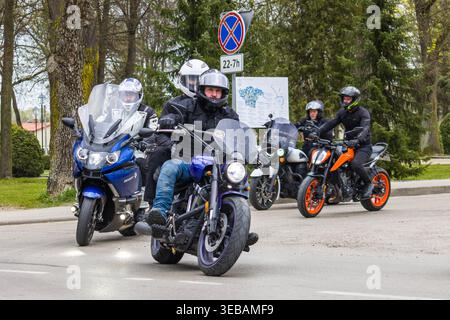 Radfahrer treffen sich während einer Motorradsaison in Litauen, bei der verschiedene Touren- und Cruiser-Motorräder angeboten werden. Fahrer tragen Schutzkleidung Stockfoto