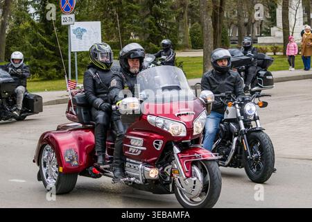 Radfahrer treffen sich während einer Motorradsaison in Litauen, bei der verschiedene Touren- und Cruiser-Motorräder angeboten werden. Fahrer tragen Schutzkleidung Stockfoto