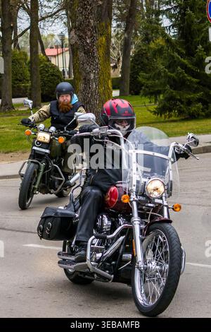 Radfahrer treffen sich während einer Motorradsaison in Litauen, bei der verschiedene Touren- und Cruiser-Motorräder angeboten werden. Fahrer tragen Schutzkleidung Stockfoto