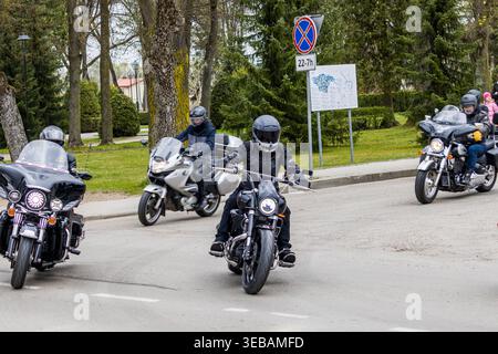 Radfahrer treffen sich während einer Motorradsaison in Litauen, bei der verschiedene Touren- und Cruiser-Motorräder angeboten werden. Fahrer tragen Schutzkleidung Stockfoto