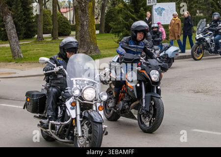 Radfahrer treffen sich während einer Motorradsaison in Litauen, bei der verschiedene Touren- und Cruiser-Motorräder angeboten werden. Fahrer tragen Schutzkleidung Stockfoto