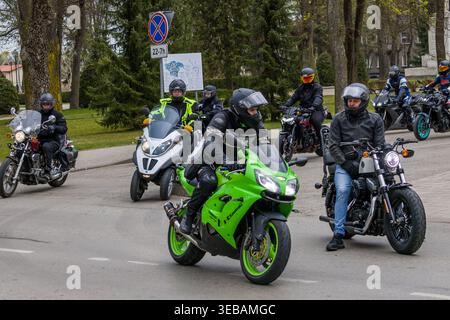 Radfahrer treffen sich während einer Motorradsaison in Litauen, bei der verschiedene Touren- und Cruiser-Motorräder angeboten werden. Fahrer tragen Schutzkleidung Stockfoto