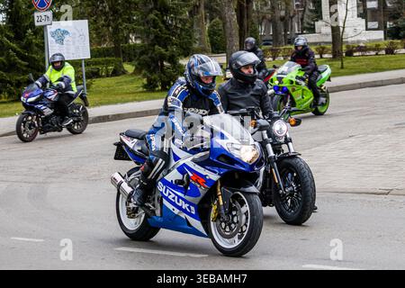 Radfahrer treffen sich während einer Motorradsaison in Litauen, bei der verschiedene Touren- und Cruiser-Motorräder angeboten werden. Fahrer tragen Schutzkleidung Stockfoto