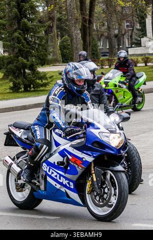 Radfahrer treffen sich während einer Motorradsaison in Litauen, bei der verschiedene Touren- und Cruiser-Motorräder angeboten werden. Fahrer tragen Schutzkleidung Stockfoto