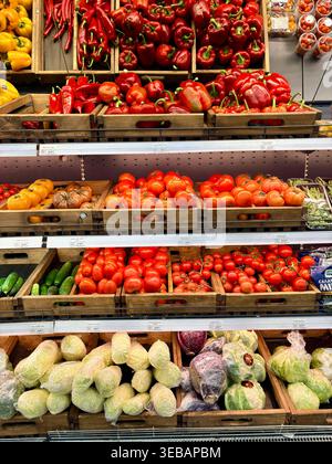 Vielfältiges frisches Gemüse in Holzkisten in Supermarktregalen Stockfoto